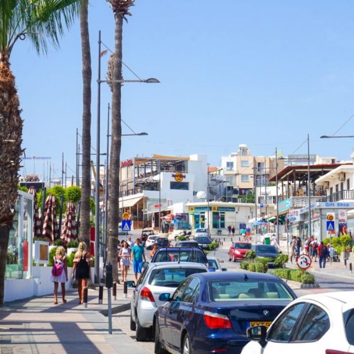 Ulica i auti u Ayia Napi