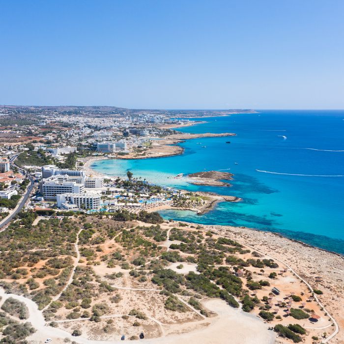 Tirkizna obala Ayia Nape iz zraka