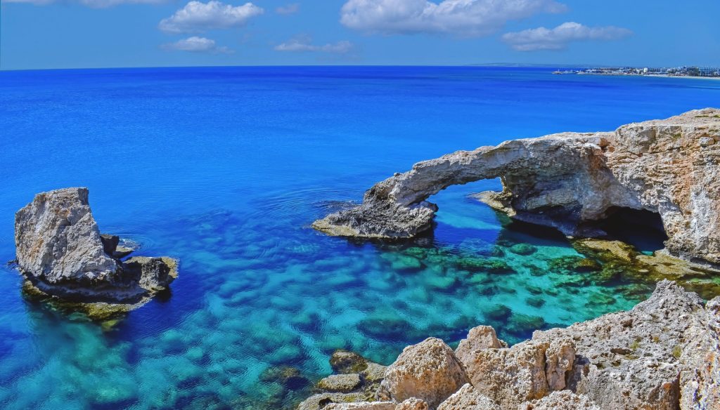 Most ljubavi na Ciprun i plavo more