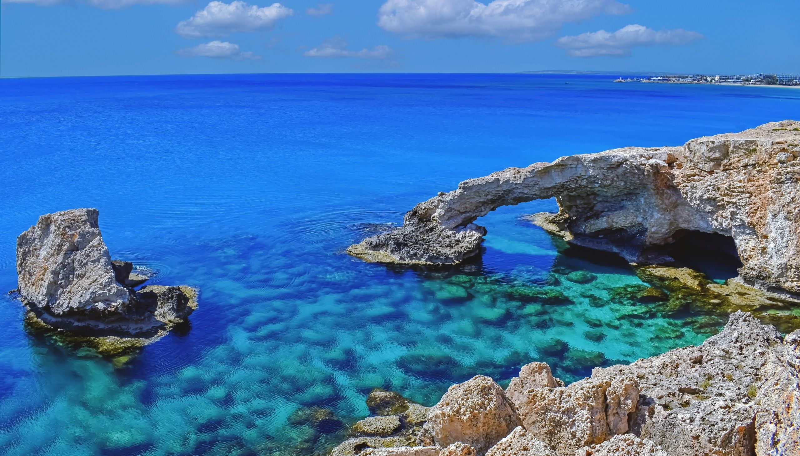 Most ljubavi na Ciprun i plavo more