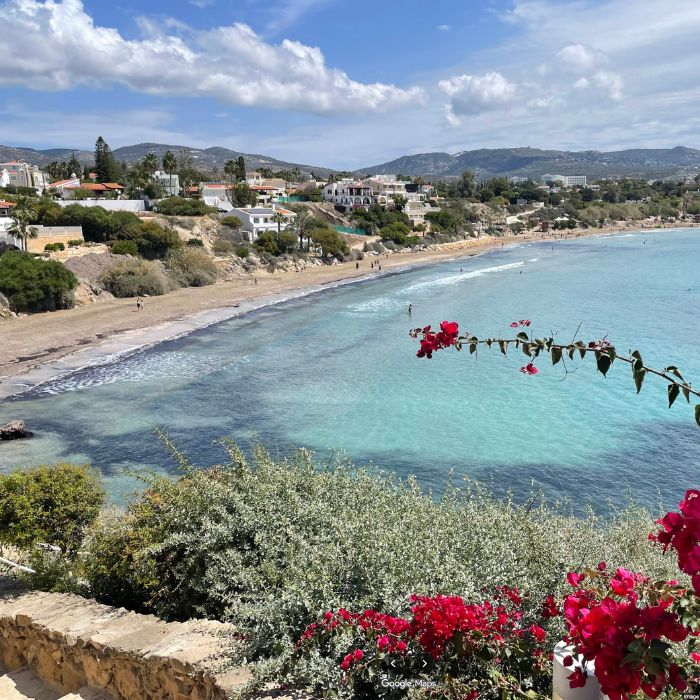 Coral bay plaža i kuće u pozadini