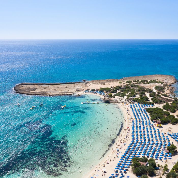 Bijela pješčana plaža i suncobrani