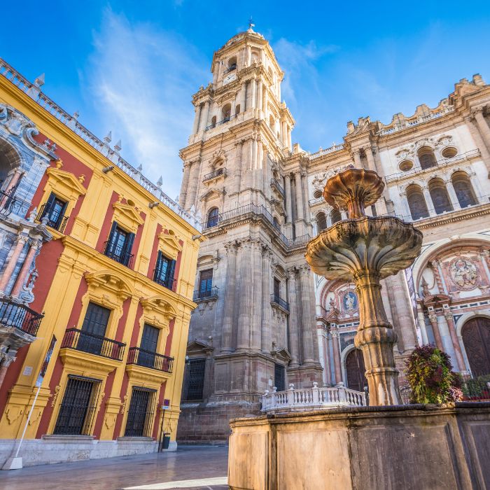 Pogled na katedralu u Malagi odozdo, plavo nebo