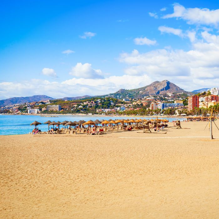 Pješčana plaža i suncobrani od slame