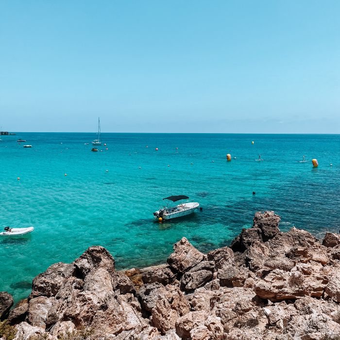 Tirkizno more, brood i stijene