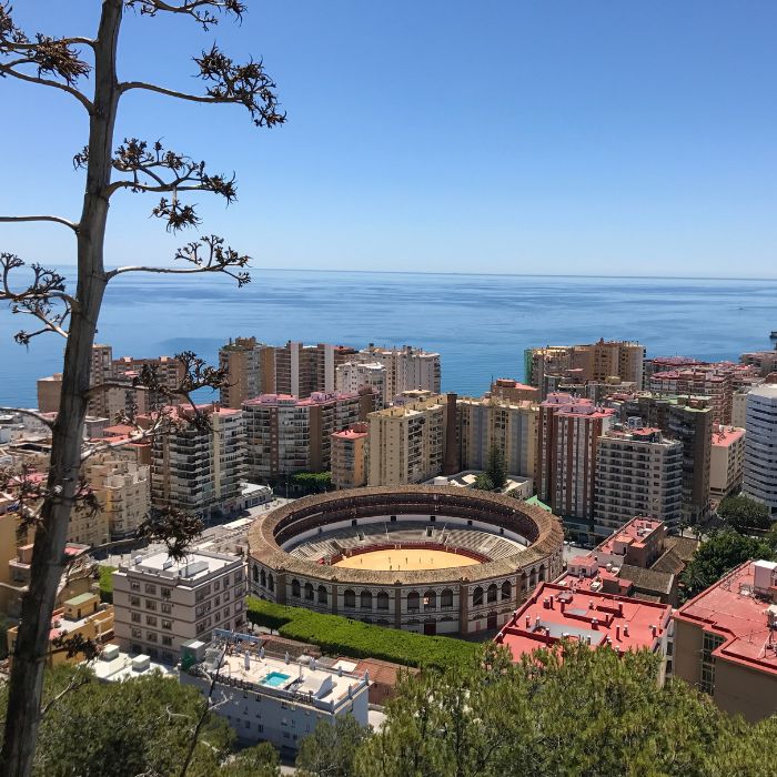 Pogled na arenu za bikove iz zraka, u pozadini zgrade i more