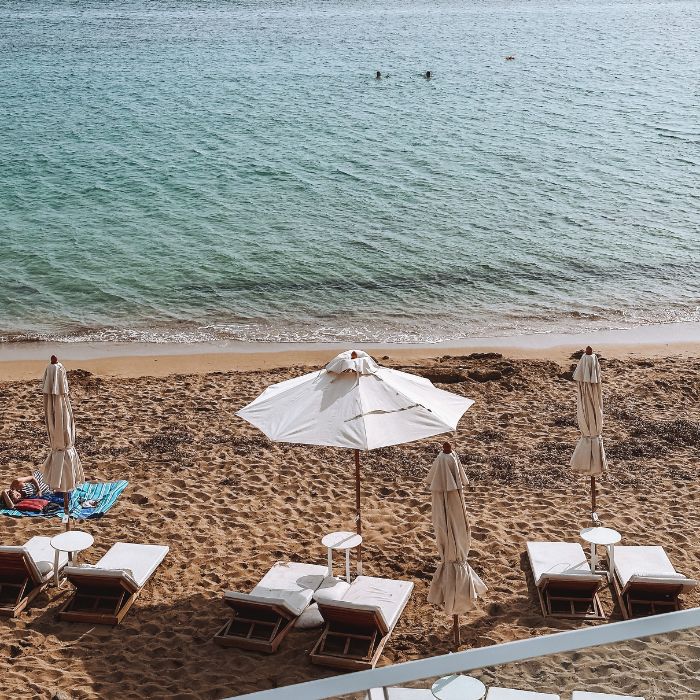 Bijeli suncobran na šljunčanoj plaži