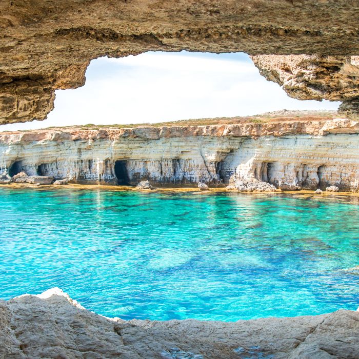 Tirkizno more, stijene ii špilje