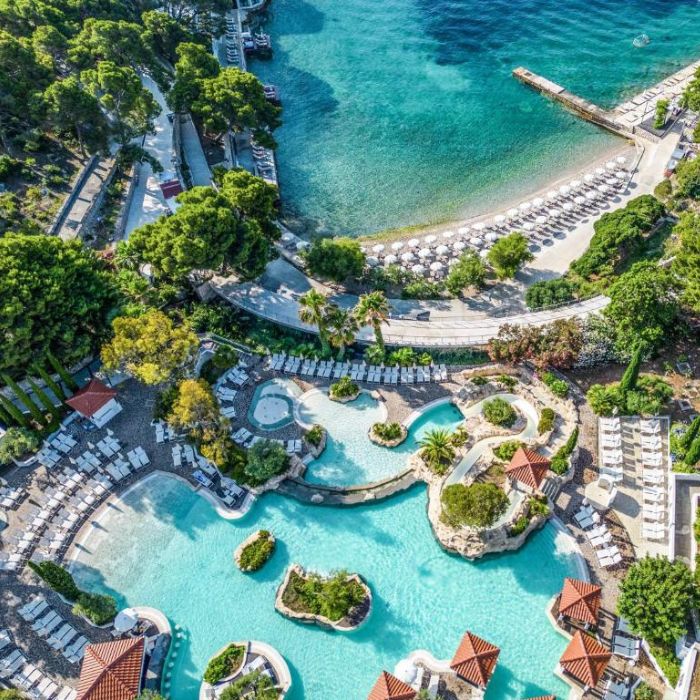 Bazen, ležaljke i plaža iz ptičje perspektive