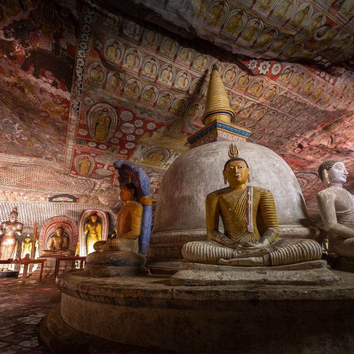 Kameni kipovi Bude unutar špilje