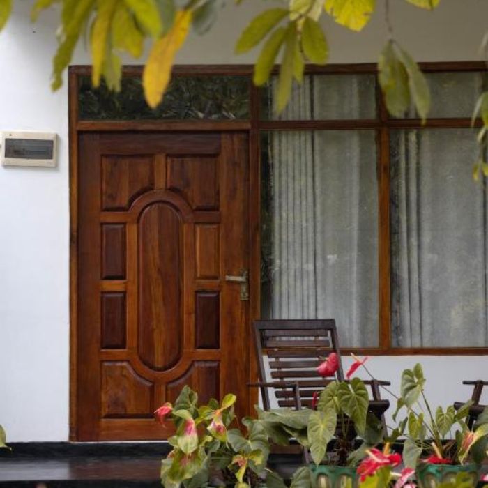 Drvena vrata na ulasku u apartman u Sigiriyi