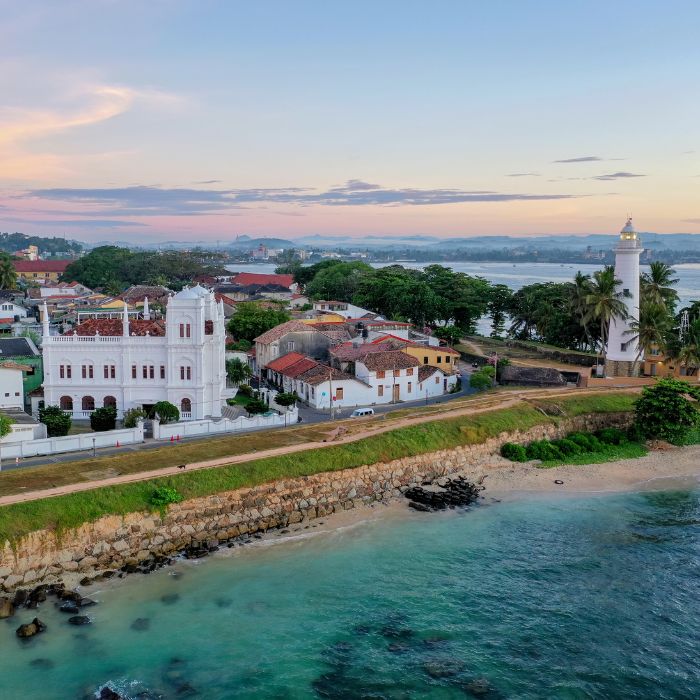 Svjetionik, kolonijalne zgrade i plavi ocean