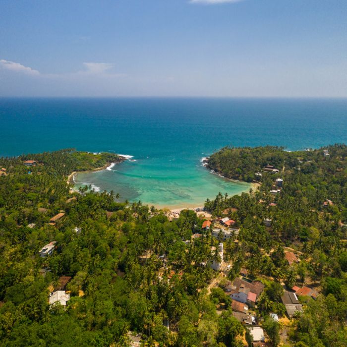 Plaža i uvala Hiriketiya iz zraka, tirkizno more