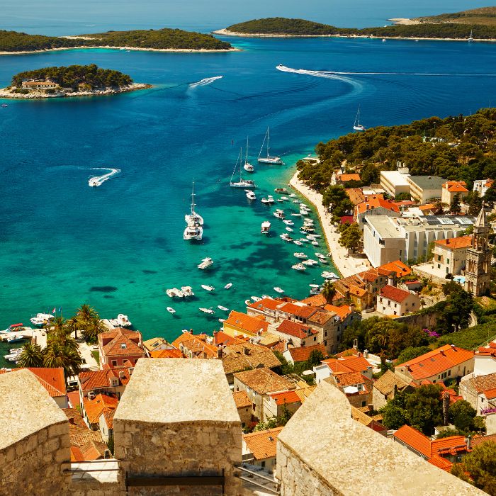 Brodovi i tirkizno plavo more kod Hvara