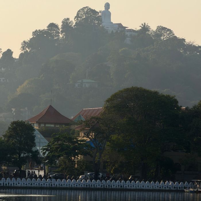 Jezero i kip Bude na vrhu brda