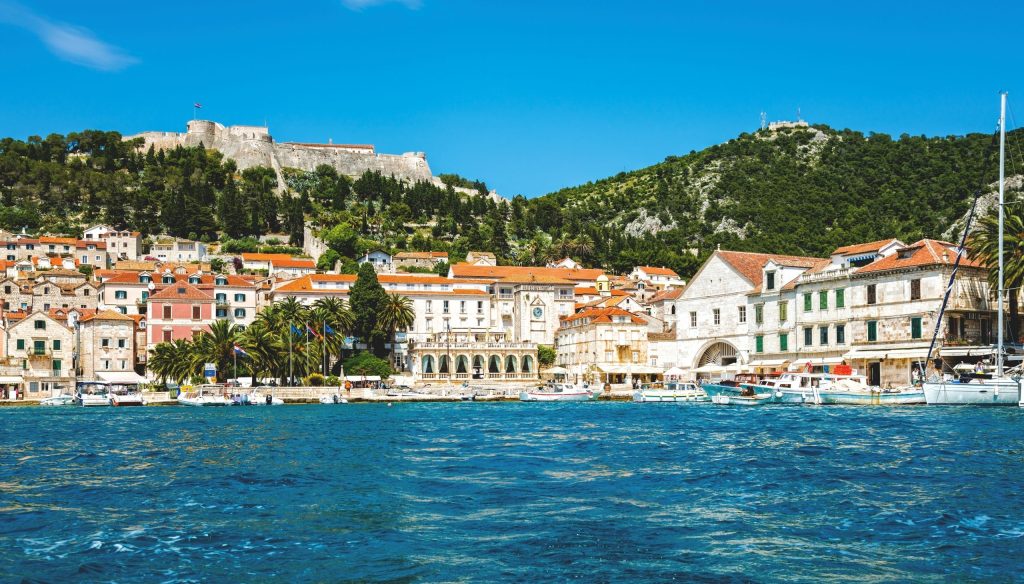Pogled na luku u Hvaru s mora i tvrđavu iznad