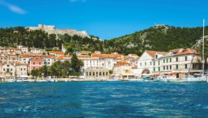 Pogled na luku u Hvaru s mora i tvrđavu iznad