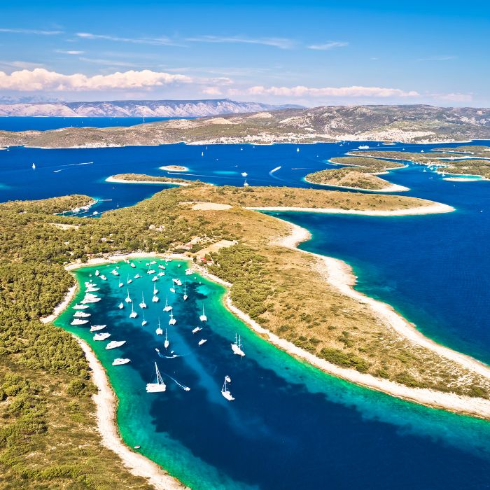 Tirkizno plava uvala, brodovi i mali optoci