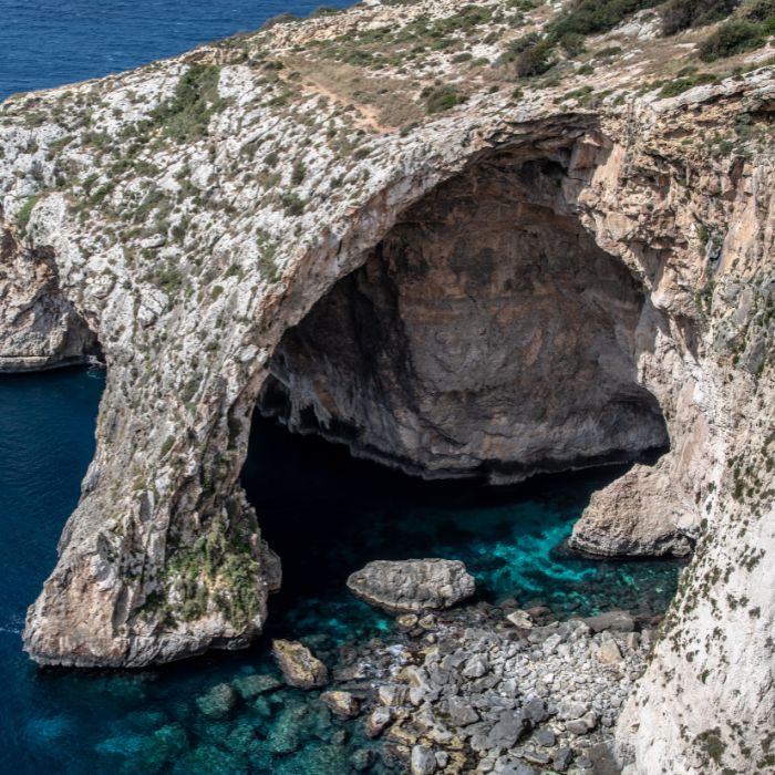Ulaz u modru špilju, tirkizno plavo more i stijene