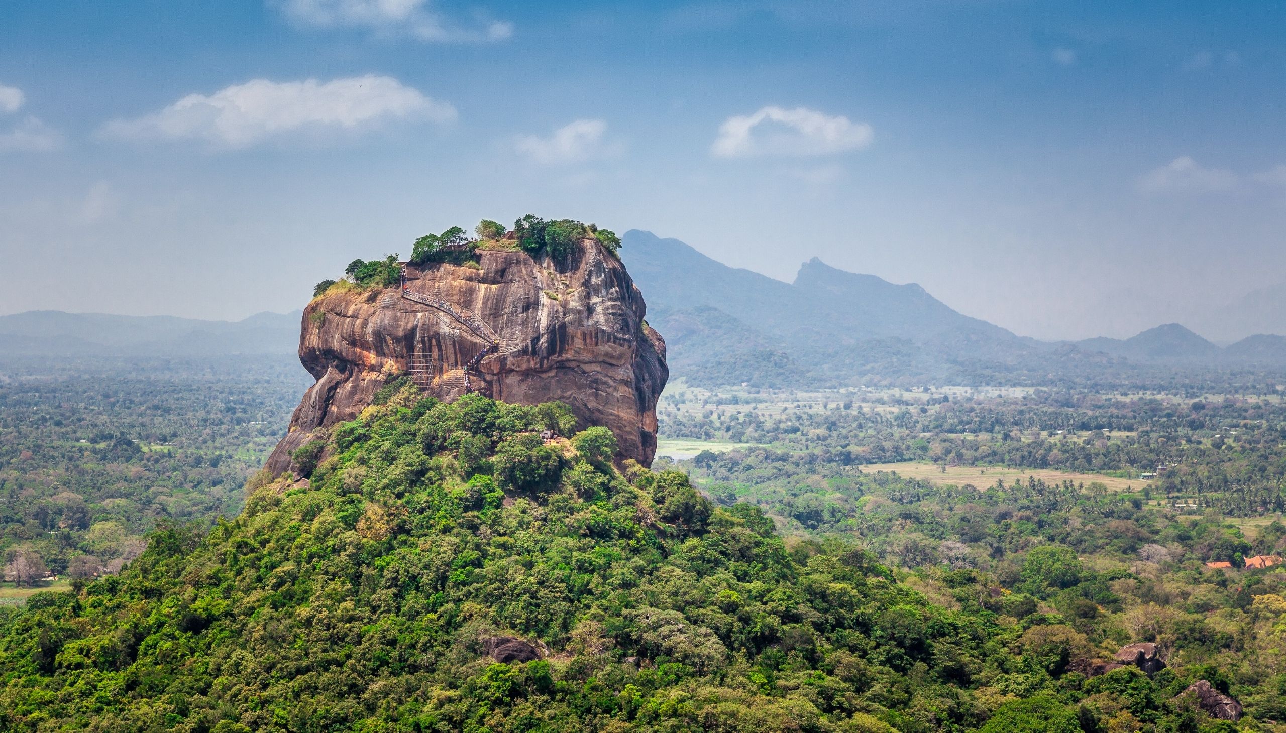 Sigiriya stijena i dolina u pozadini