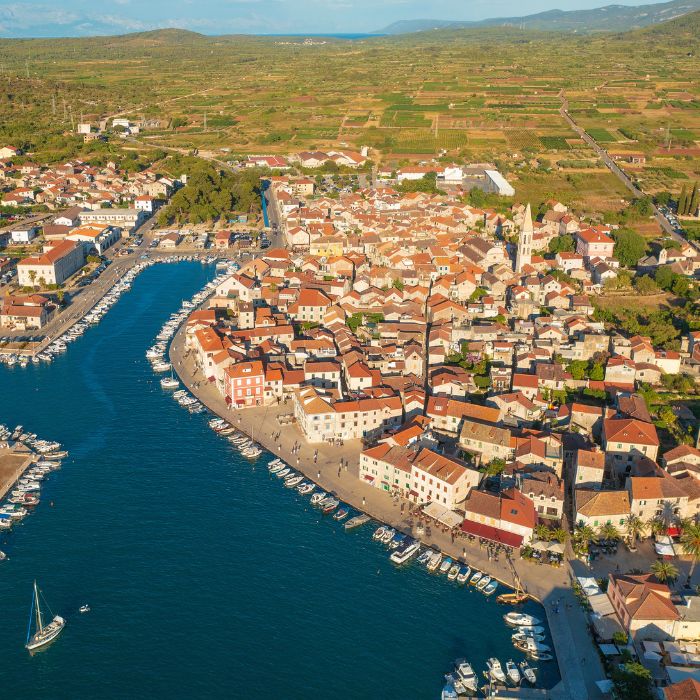 Stari Grad na Hvaru, pogled iz zraka na uvalu, grad i polja