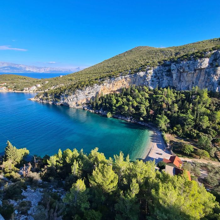 Veliki Pokrivenik slikan iz visine, prazna plaža i tirkizno more
