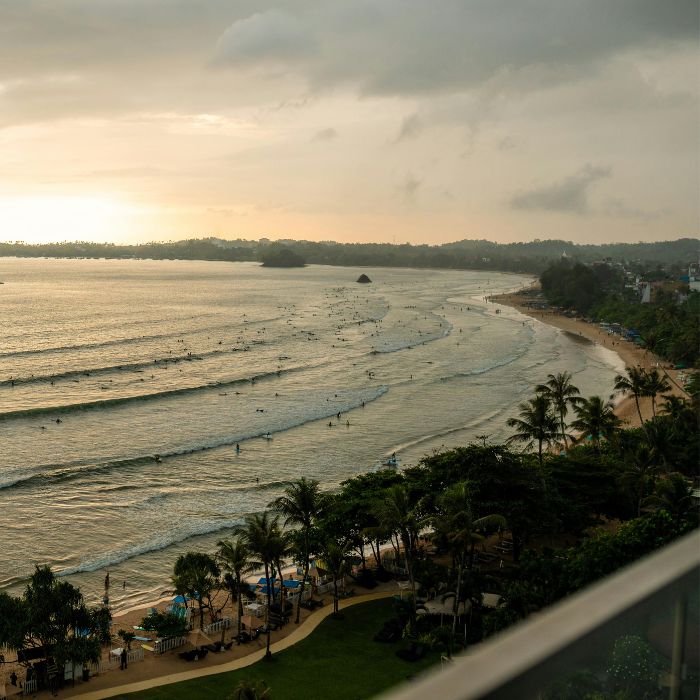 Velika plaža iz zraka i surferi u Weligami