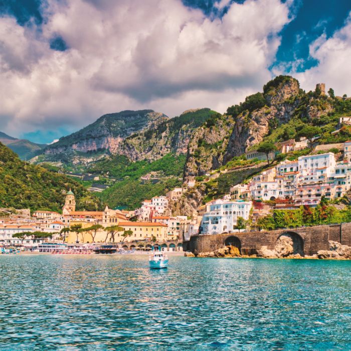 Pogled s mora na grad Amalfi i brda iza njega