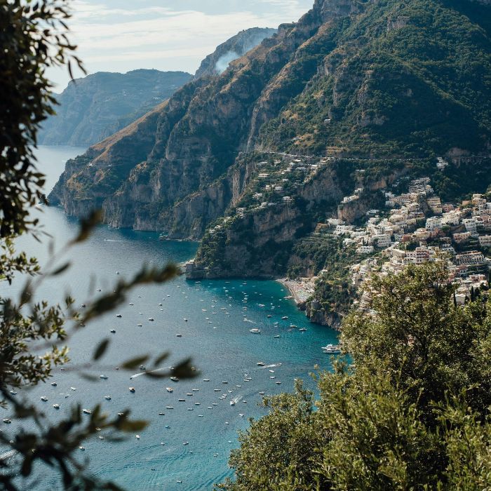 Visoka brda, kuće, modro modre i brodovi