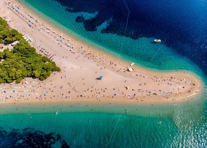 Vrh plaže Zlatni rat iz zraka, prozirno more
