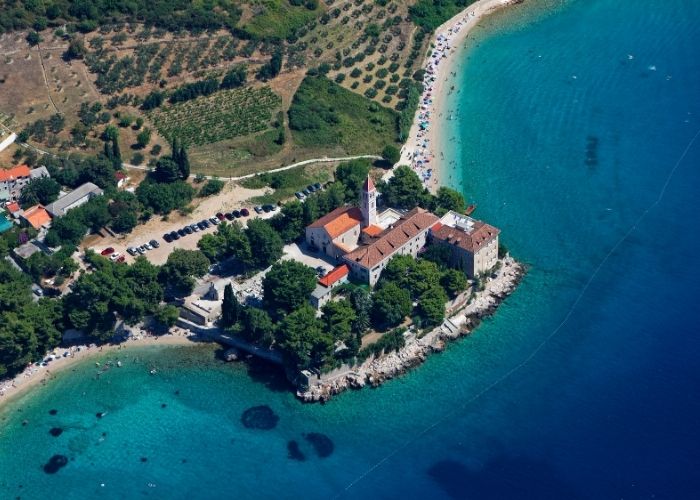 Pogled iz zraka na crkvu u Bolu i okolne plaže