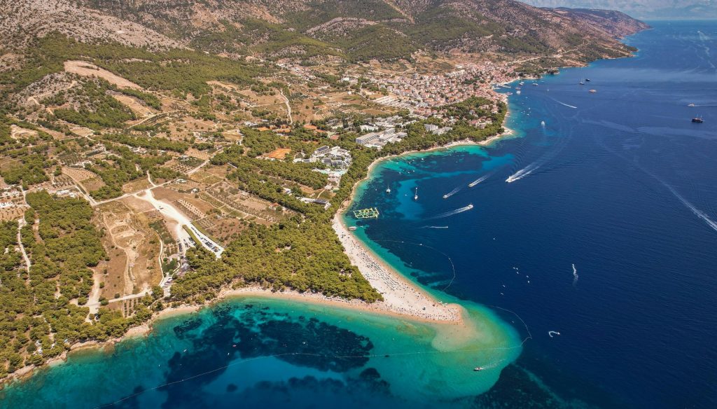 Mjesto Bol iz zraka, ku'e, hoteli, Zlatni rat i more