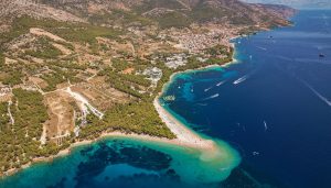 Mjesto Bol iz zraka, ku'e, hoteli, Zlatni rat i more