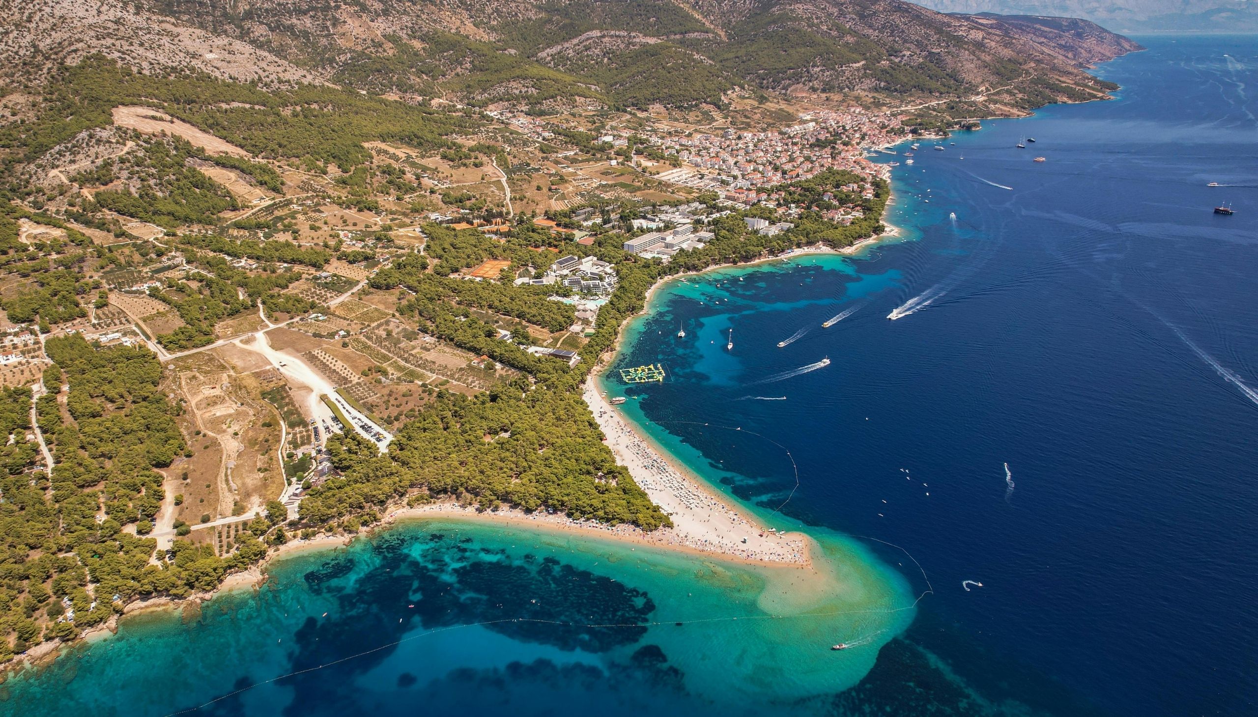 Mjesto Bol iz zraka, ku'e, hoteli, Zlatni rat i more