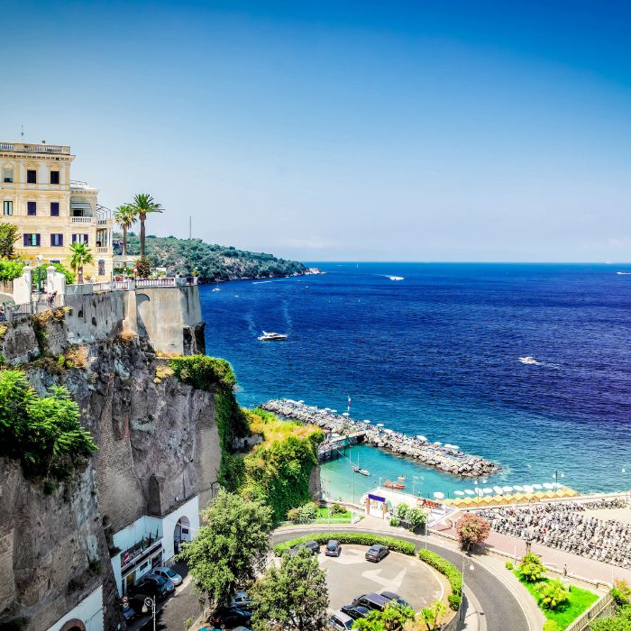 Marina u Sorrentu, puntoni, ležaljke i plavo more