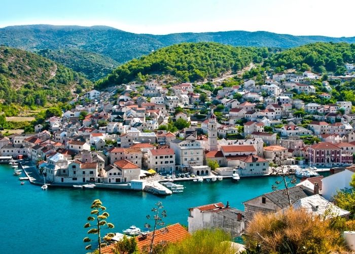 Pogled na cijelo mjesto Pučišća i brdo u pozadini