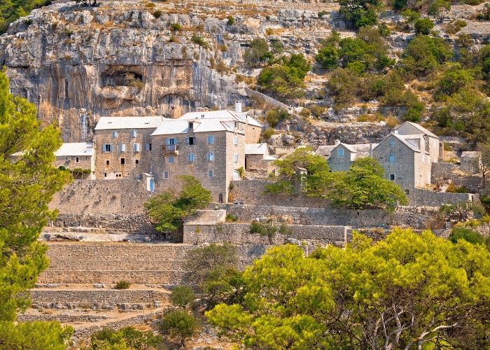 Kamene kuće izgrađene ispod stijena