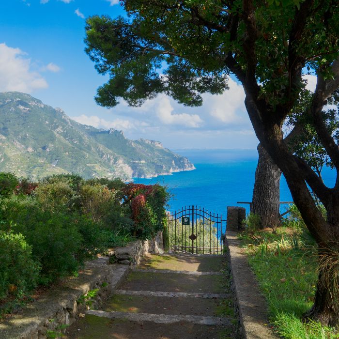 Vrt s malim vratima i pogled na Amalfi obalu