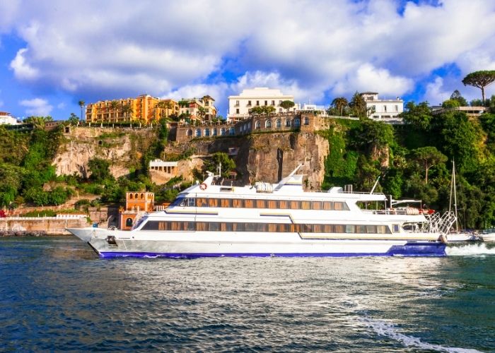 Brod na moru ispod stijena u Sorrentu