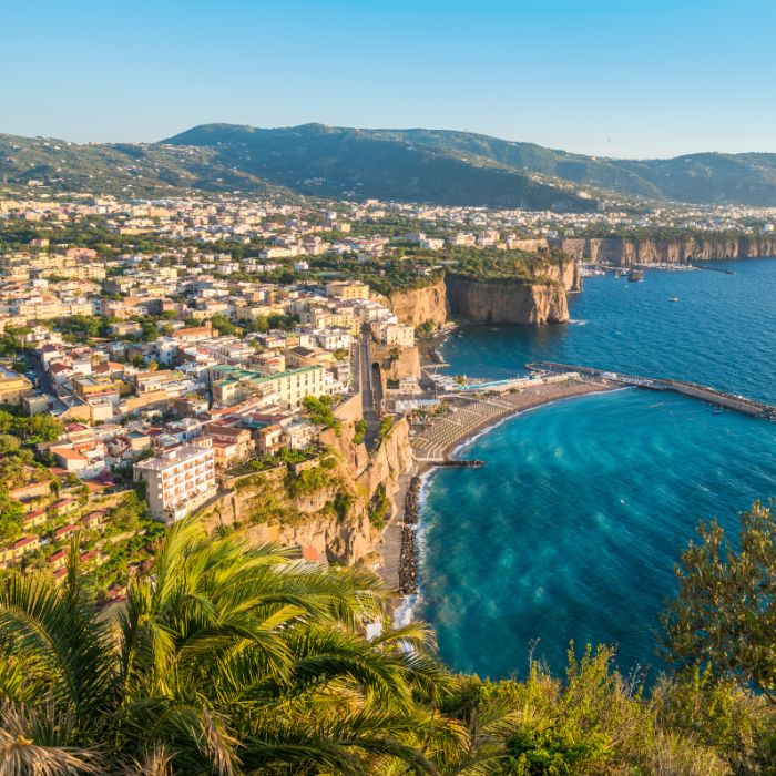 Visoka stijena u Sorrentu, kuće, marina i plaža