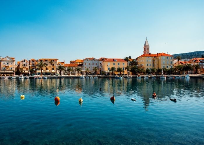 Plavo more, crkva i grad Supetar