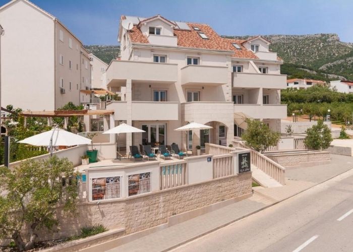 Villa u Bolu, bijela kamena fasada i narančasti krov