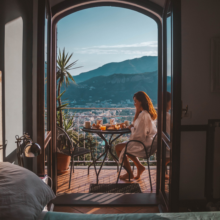 Ana na balkonu s doručkom i pogled na Vezuv