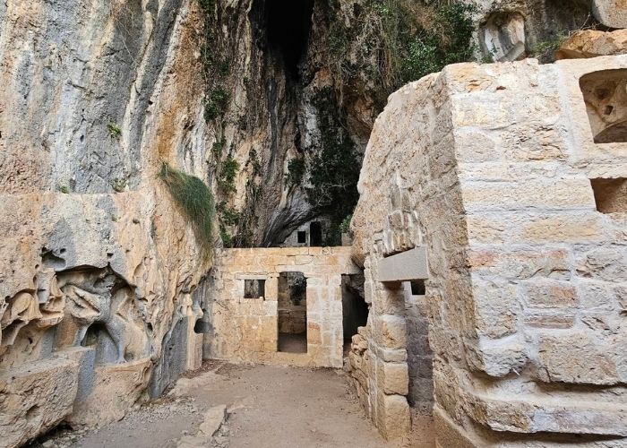 Kamena nastamba unutar špilje