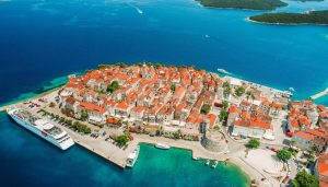 Stari grad Korčula iz zraka, kuće i more