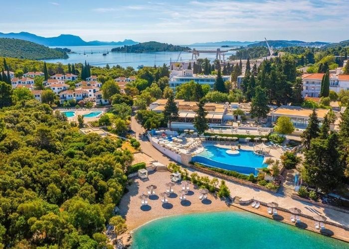 Pogled na hotel na Korčuli iz zraka, pla, more i bazen