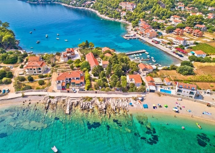 Kristalno more i narančasti krovovi u Prižbi