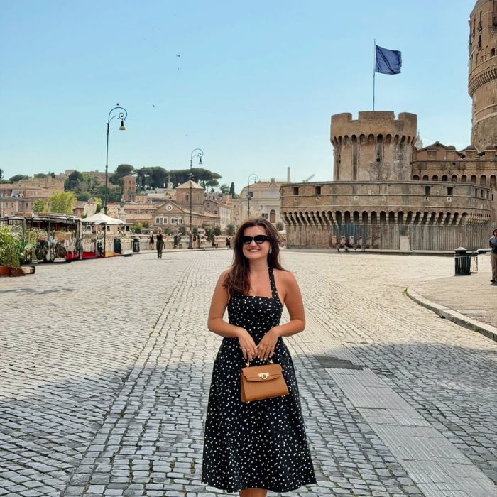 Ana u crnoj haljini ispred Castel Sant Angelo