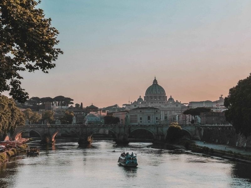 Bazilika Sv. Petra, zalazak sunca i brod na rijeci Tiber
