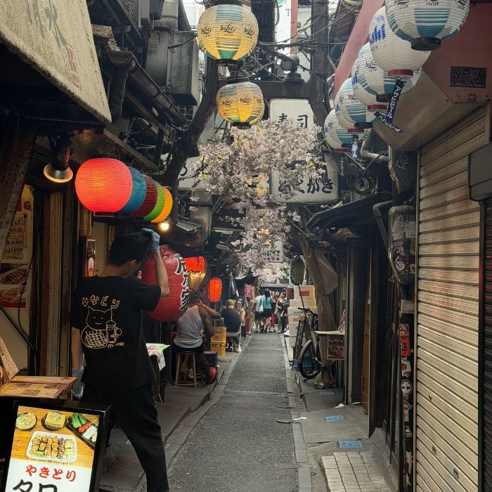 Uska ulica puna malih izakaya barova